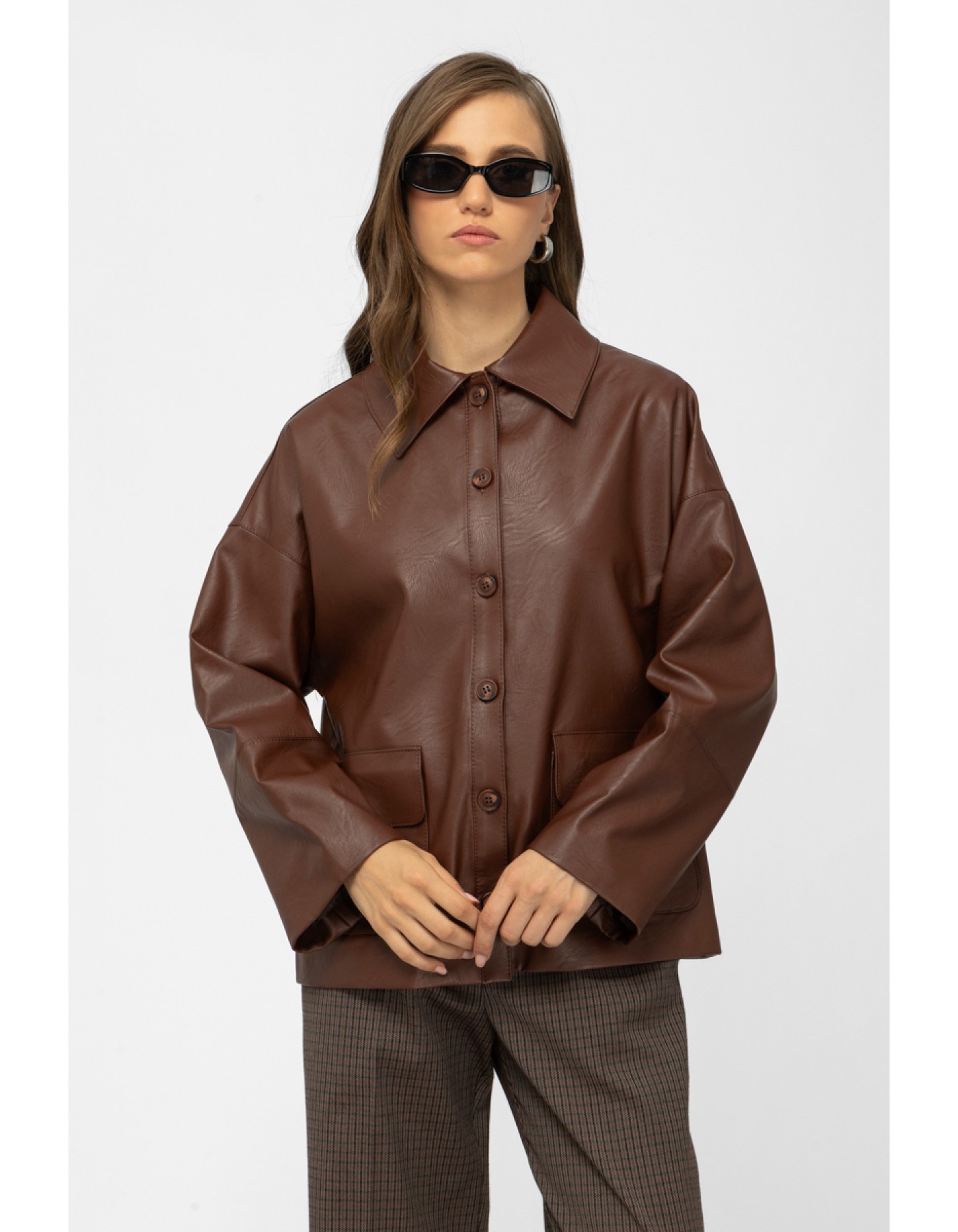 Ζακέτα eco-δερματίνη με τσέπες Ζακέτα eco-δερματίνη με τσέπες