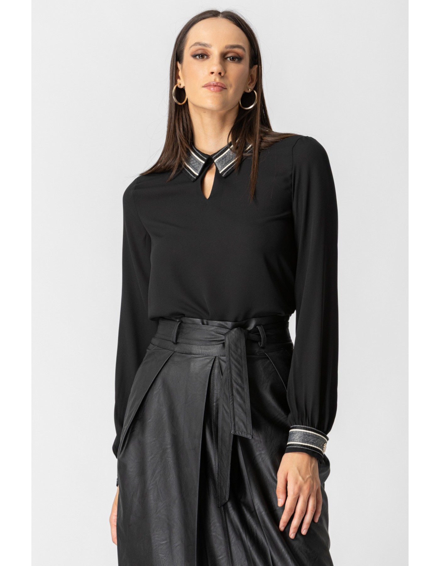 Μπλούζα ζορζέτα με δίχρωμο γιακά