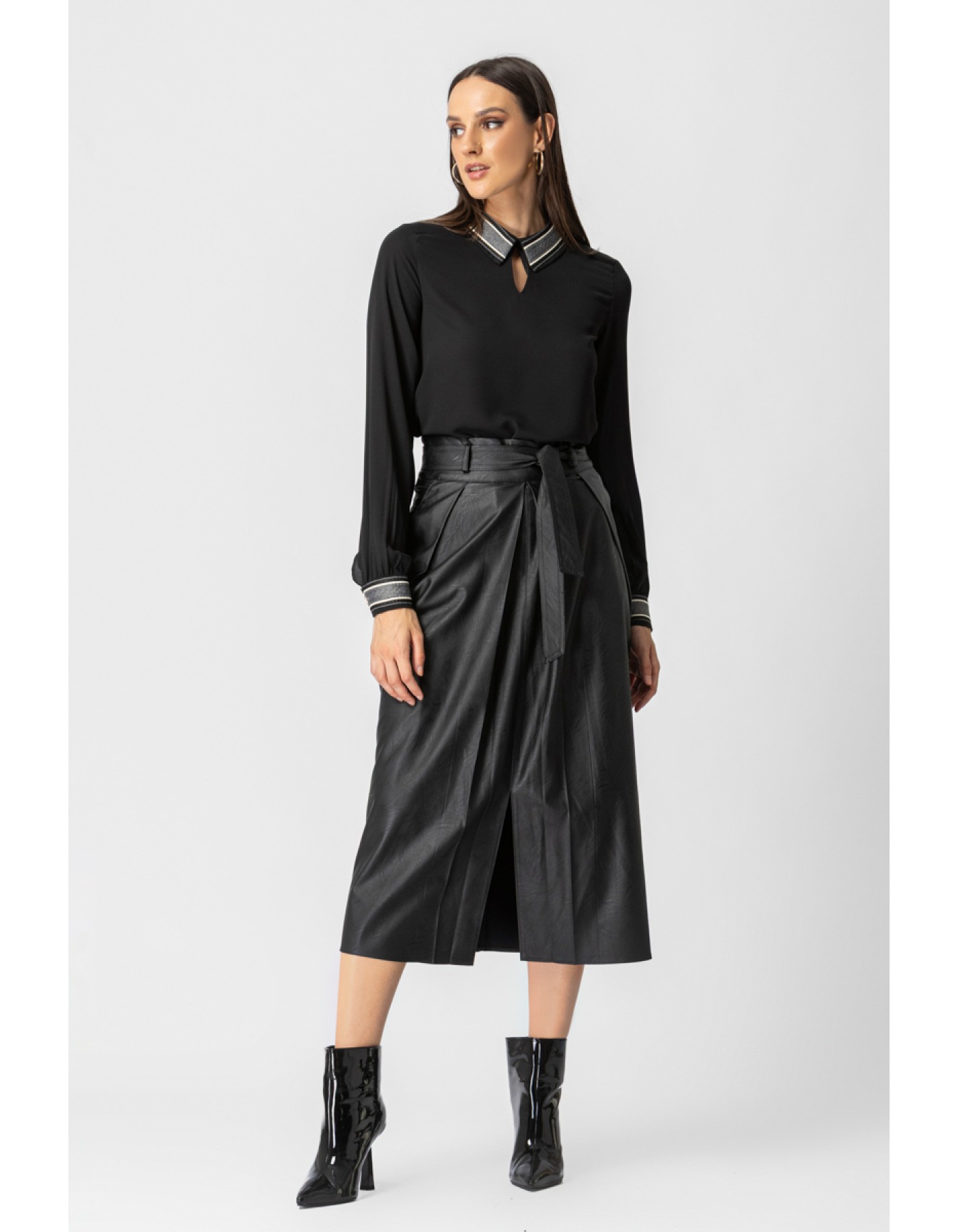 Μπλούζα ζορζέτα με δίχρωμο γιακά