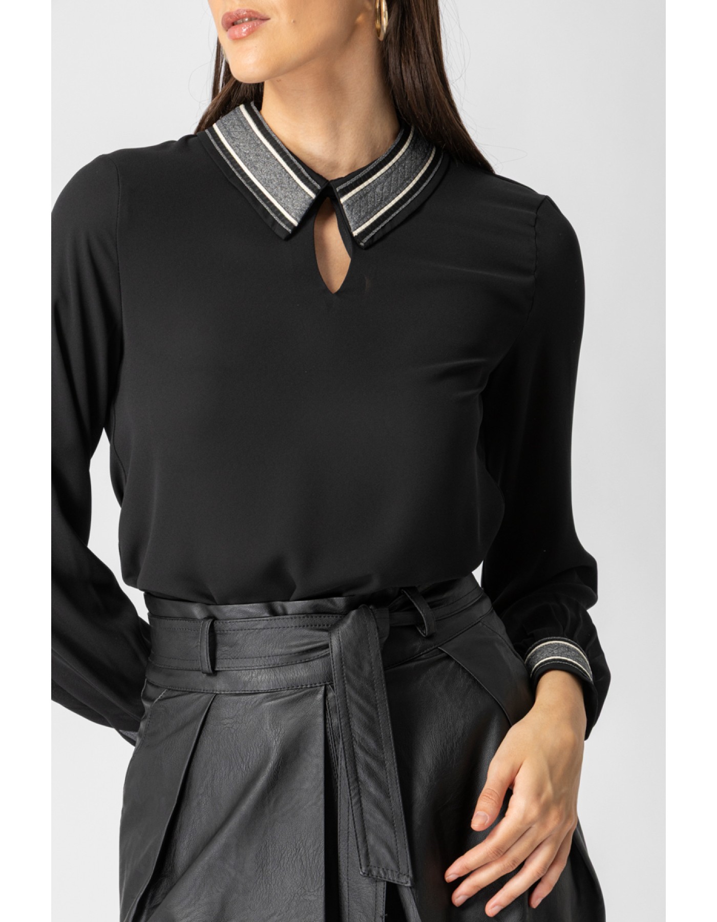 Μπλούζα ζορζέτα με δίχρωμο γιακά