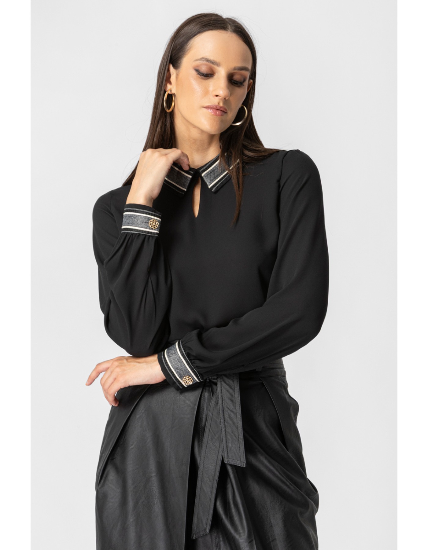 Μπλούζα ζορζέτα με δίχρωμο γιακά