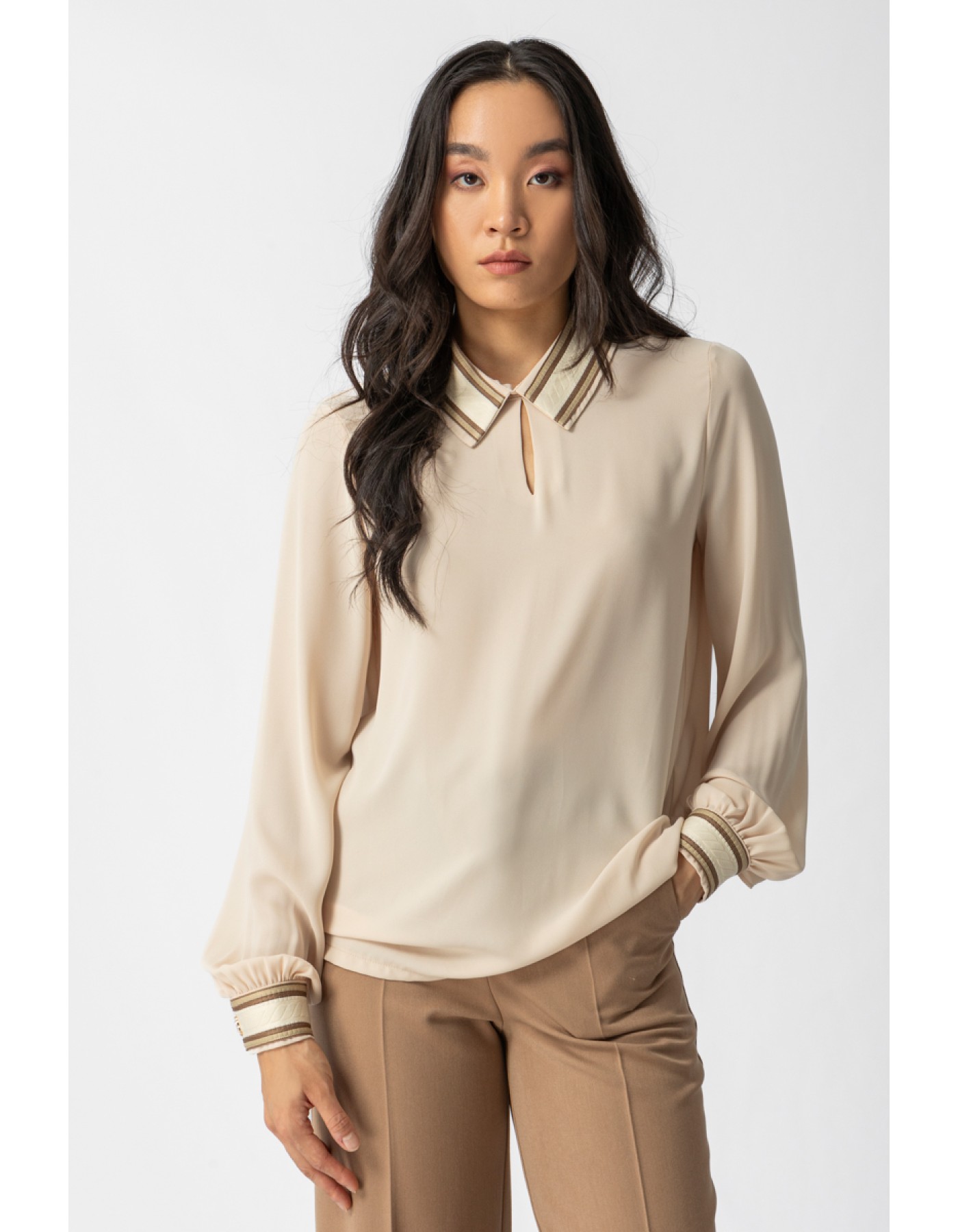 Μπλούζα ζορζέτα με δίχρωμο γιακά