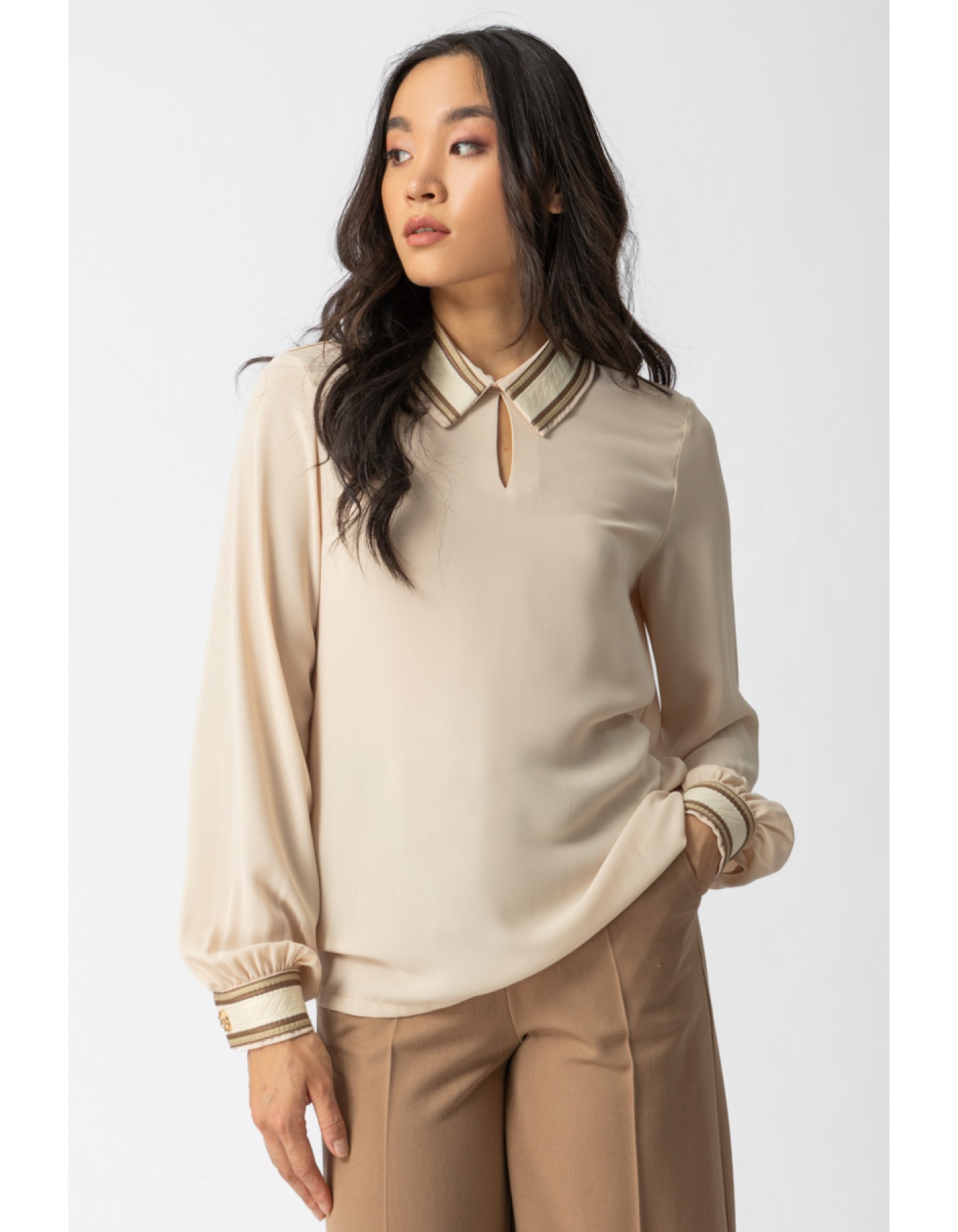 Μπλούζα ζορζέτα με δίχρωμο γιακά