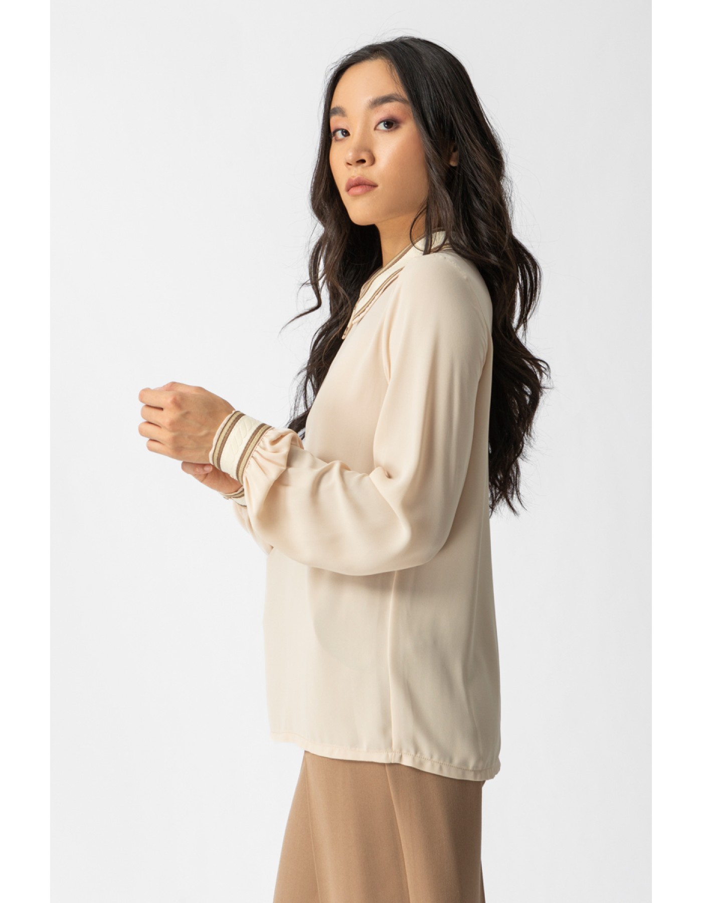 Μπλούζα ζορζέτα με δίχρωμο γιακά