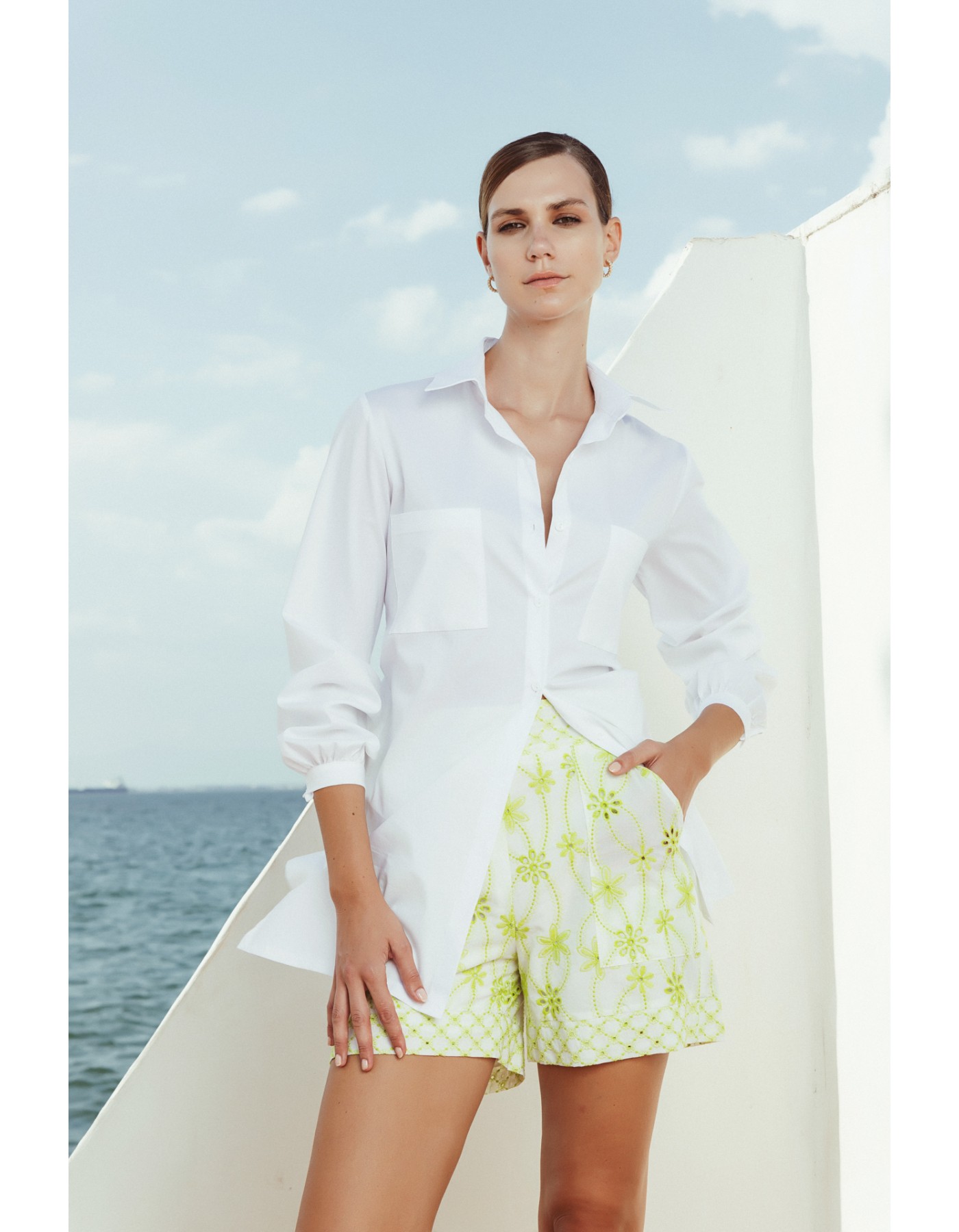 Πουκαμίσα ποπλίνα με σχισίματα και τσέπες Πουκαμίσα ποπλίνα με σχισίματα και τσέπες