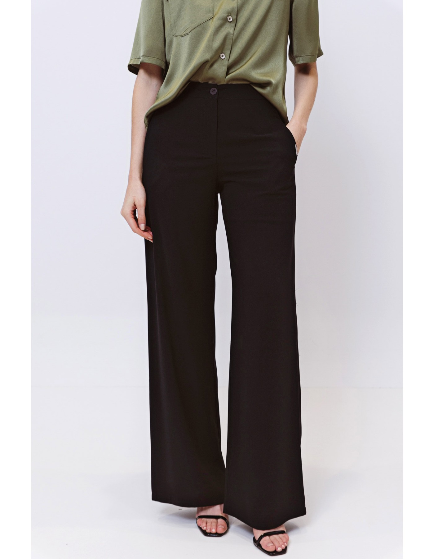 Παντελόνα κρεπ σε ύφασμα χυτό Παντελόνα κρεπ σε ύφασμα χυτό