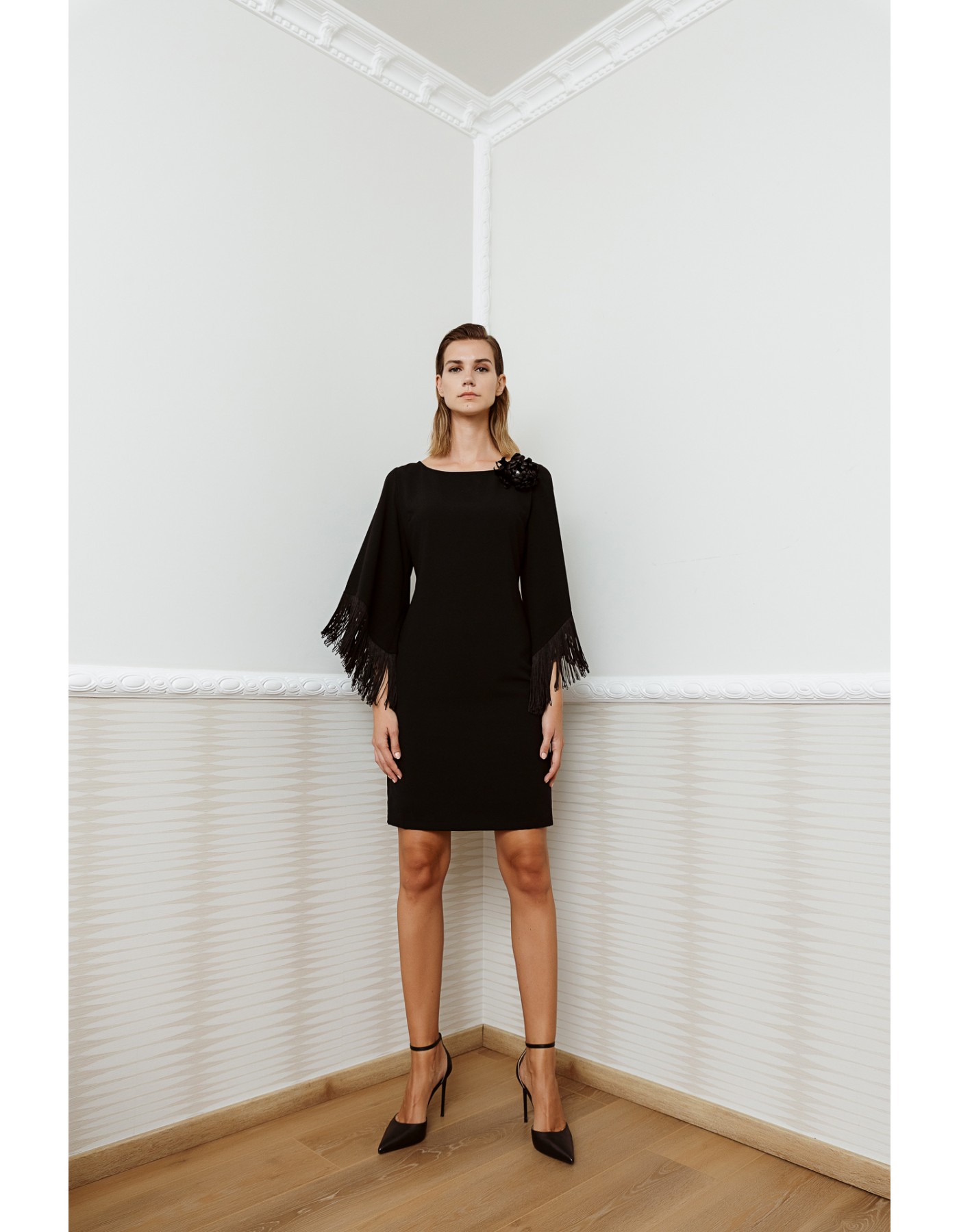 Φόρεμα κρεπ με κρόσσια και λουλούδι Φόρεμα κρεπ με κρόσσια και λουλούδι