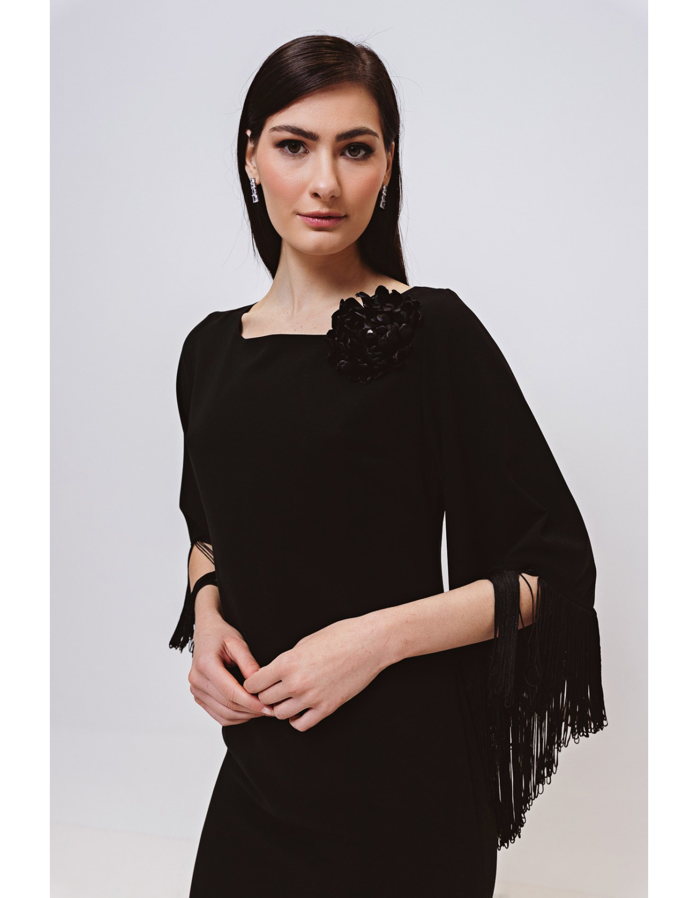 Φόρεμα κρεπ με κρόσσια και λουλούδι Φόρεμα κρεπ με κρόσσια και λουλούδι