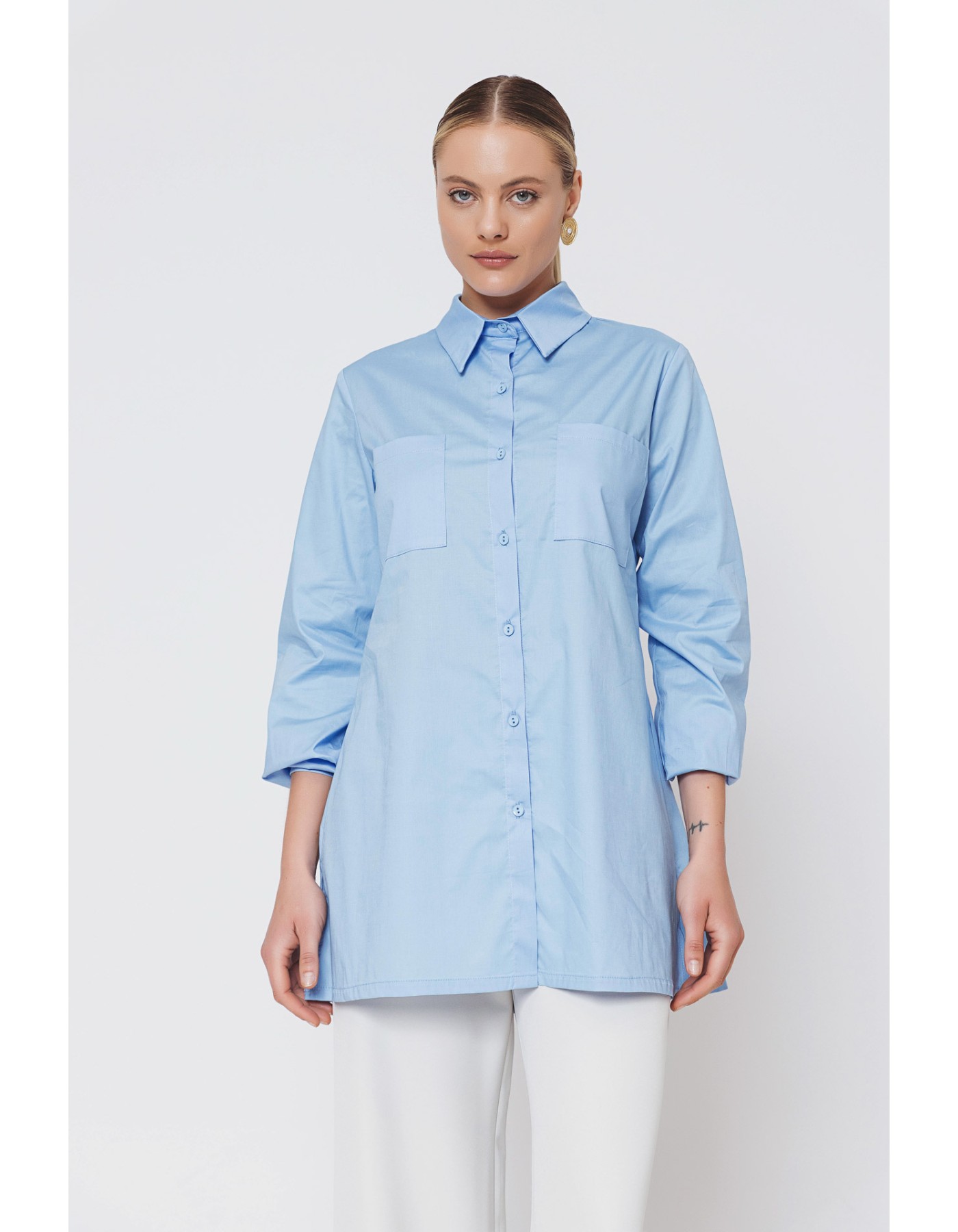 Πουκαμίσα ποπλίνα με σχισίματα και τσέπες Πουκαμίσα ποπλίνα με σχισίματα και τσέπες