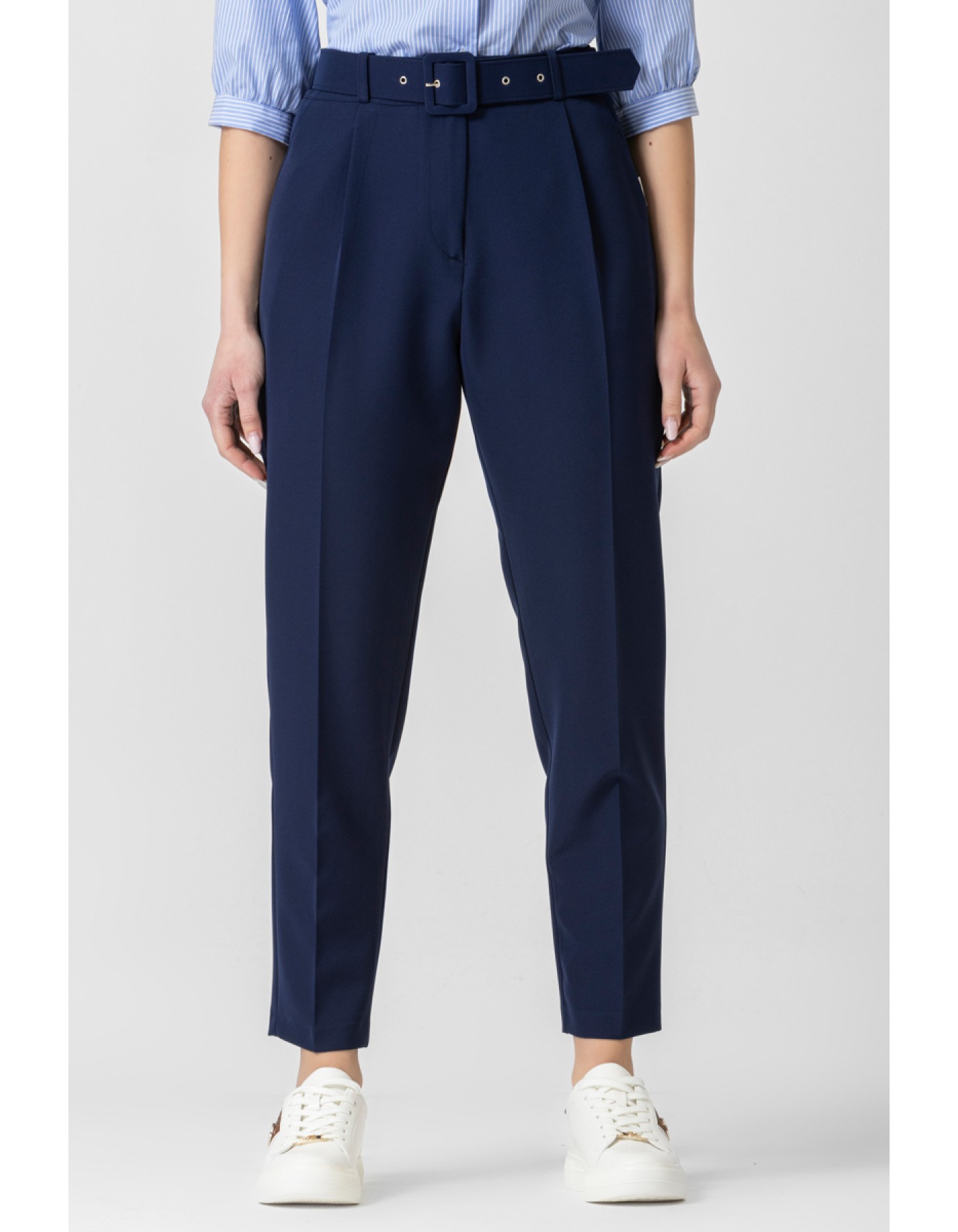 Παντελόνι κρεπ με ζώνη ντυμένη Muffin Παντελόνι κρεπ με ζώνη ντυμένη Muffin