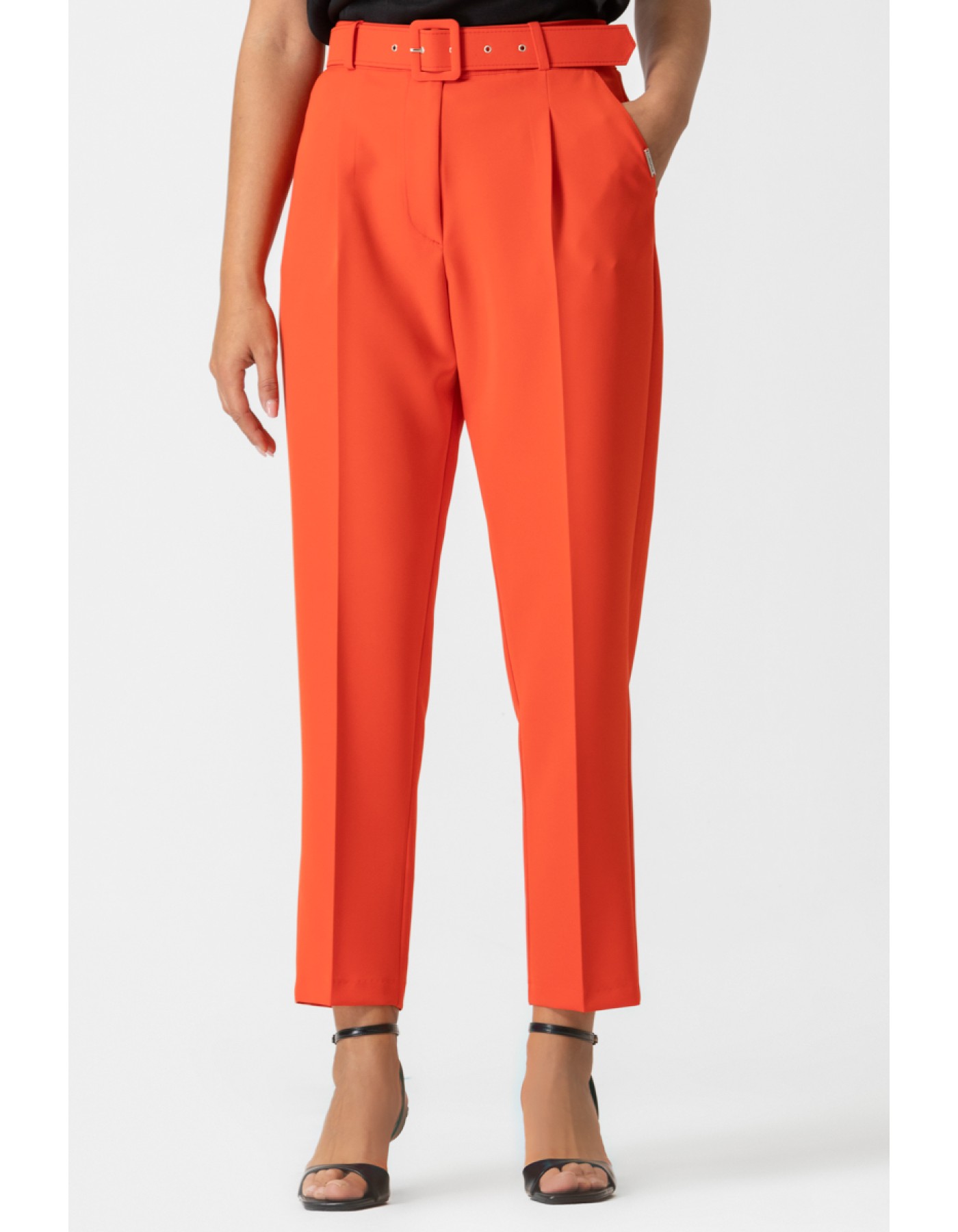 Παντελόνι κρεπ με ζώνη ντυμένη Muffin Παντελόνι κρεπ με ζώνη ντυμένη Muffin